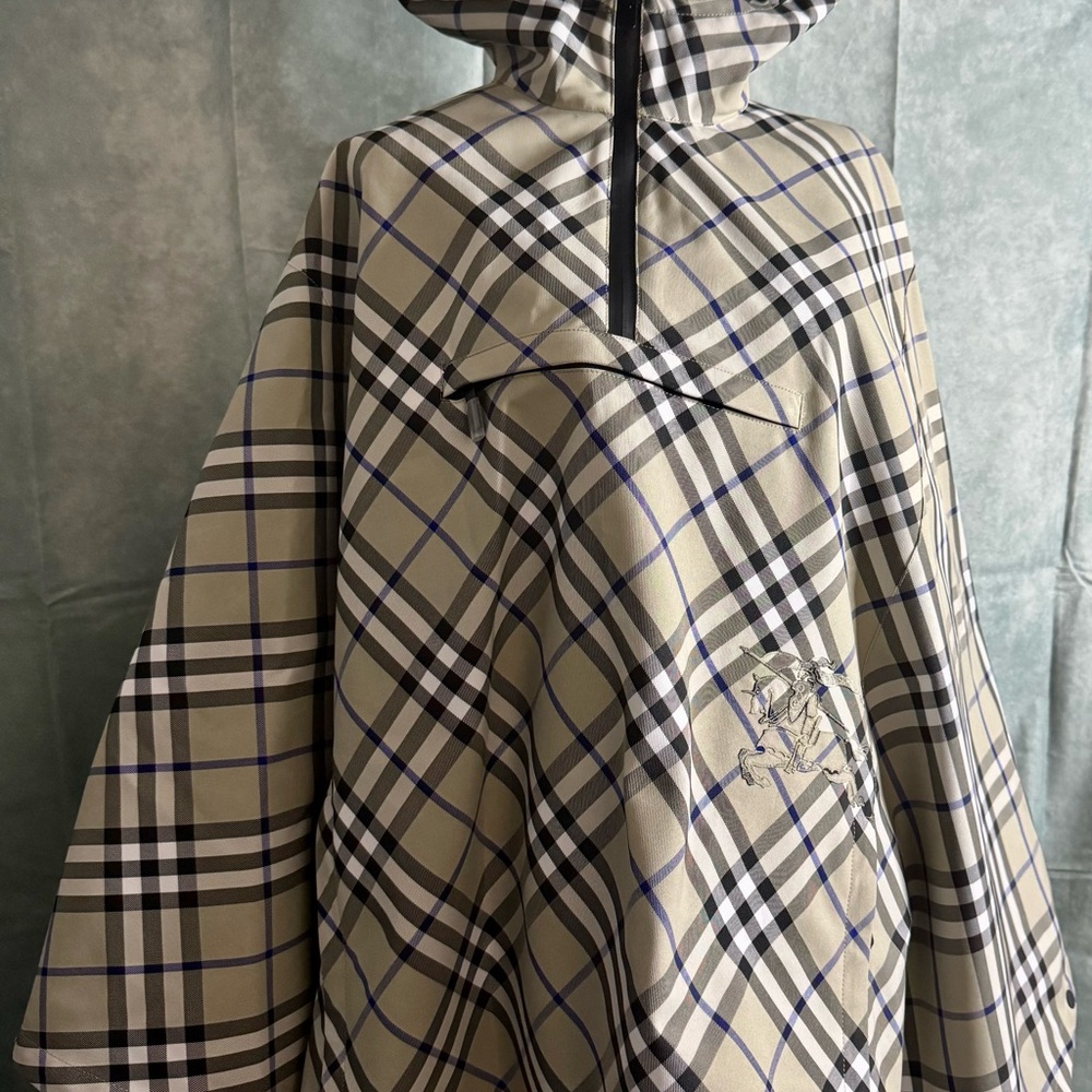 Preloved 💕💕Burberry Checkered Poncho Coat with Hood and storage pouch